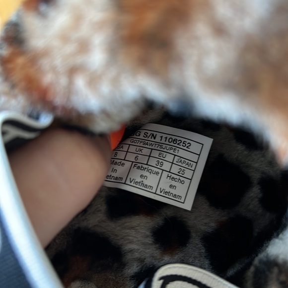 UGG Slippers - Picture 3 of 4